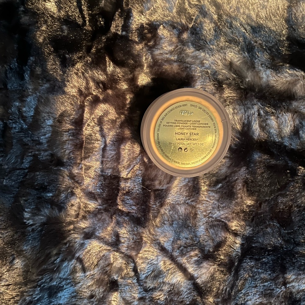 Laura Mercier Translucent Loose Setting Powder - Light Catcher- in Honey Star - Picture 9 of 10